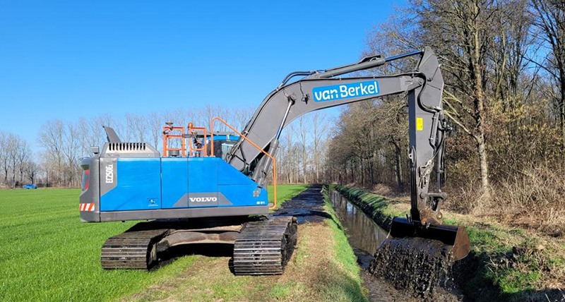 Van Berkel Landschap en Infra baggeren van sloot Van Berkel Landschap en Infra baggeren van sloot